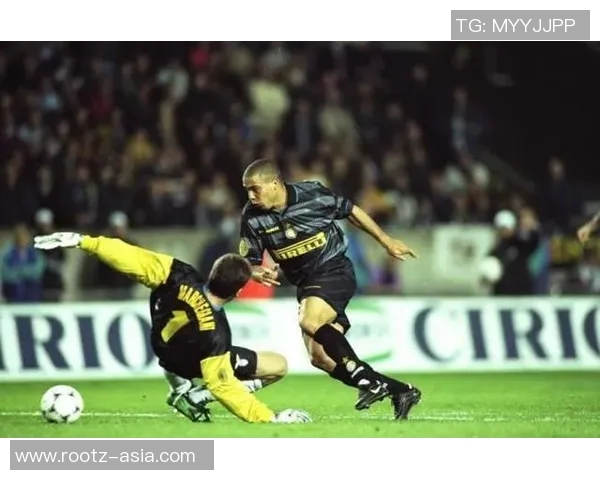 足球明星的绝技揭秘如何在比赛中轻松过人展现个人魅力与技术实力